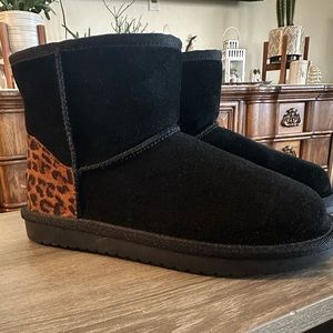 Never worn, girls koolaburra by UGG. Size 1
